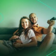 Casal relaxando no sofá assistindo televisão