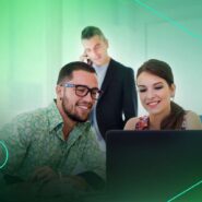 Duas pessoas trabalhando em um laptop no escritório