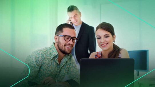 Duas pessoas trabalhando em um laptop no escritório