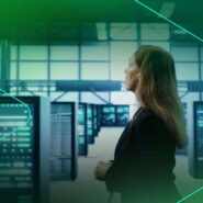 Mulher em data center observando servidores