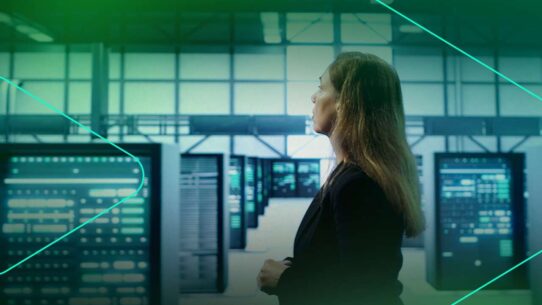 Mulher em data center observando servidores