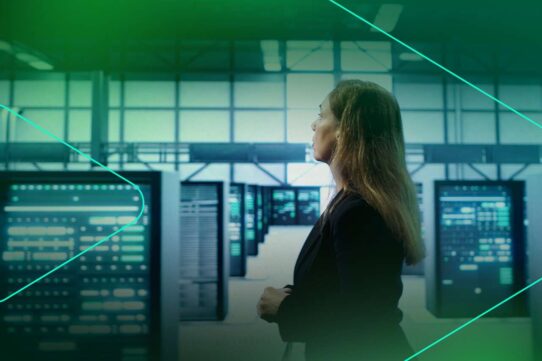 Mulher em data center observando servidores