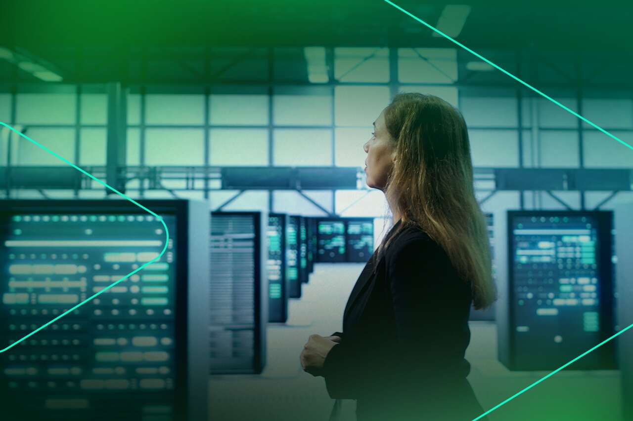 Mulher em data center observando servidores