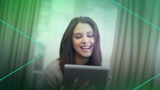 Mulher sorrindo enquanto usa um tablet