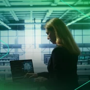 Profissional de TI analisando dados em computador