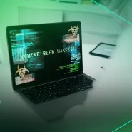 Tela de computador com mensagem de ataque cibernético.