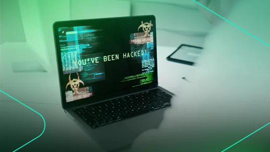 Tela de computador com mensagem de ataque cibernético.