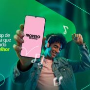 Usuário sorridente usando o app Nomo Music.