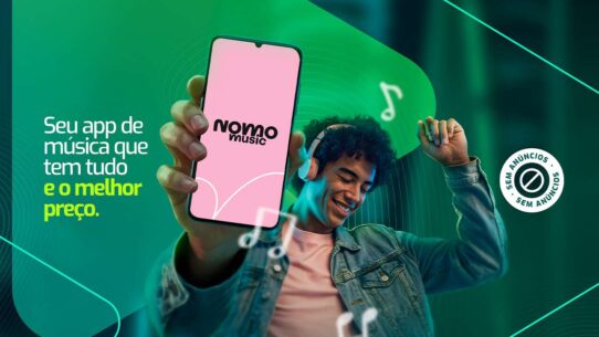 Usuário sorridente usando o app Nomo Music.