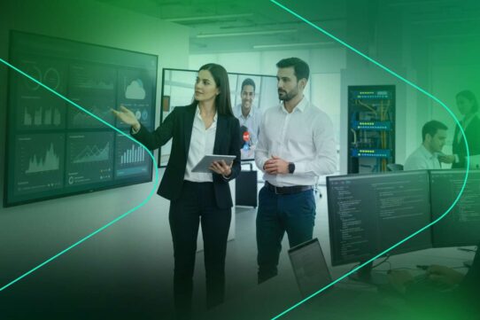 Profissionais analisando dados em sala moderna
