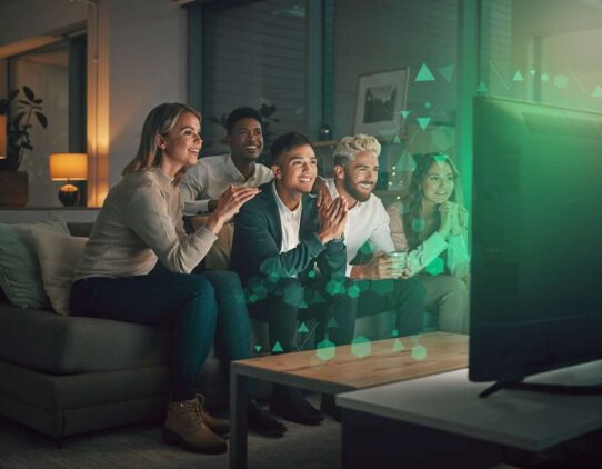 Grupo de amigos assistindo TV juntos e se divertindo.