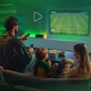 Família assistindo jogo de futebol na sala