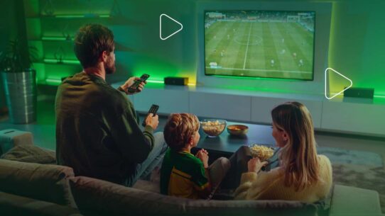 Família assistindo jogo de futebol na sala