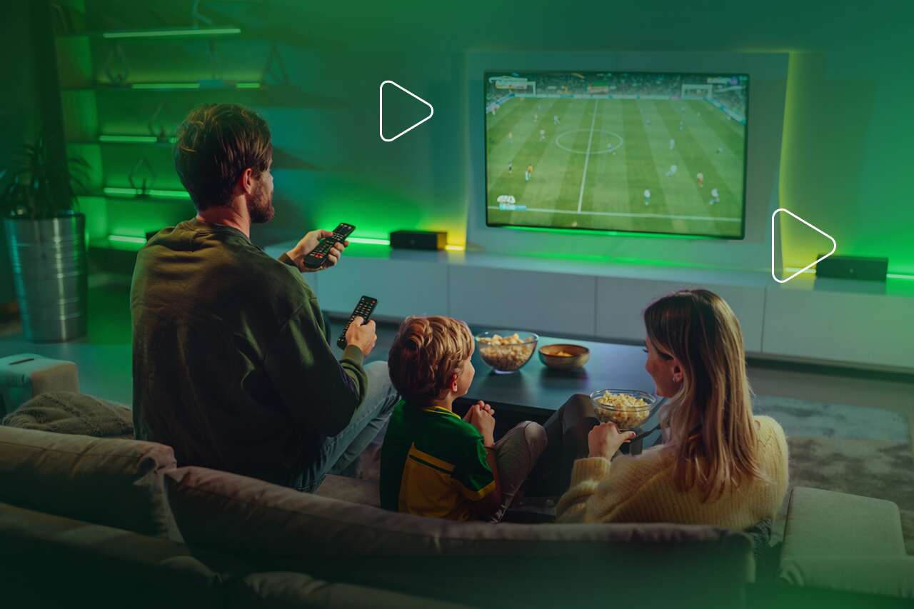 Família assistindo jogo de futebol na sala