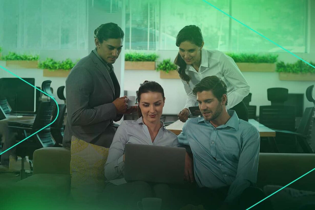 Grupo de profissionais analisando o laptop