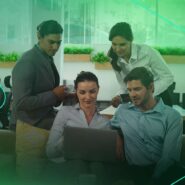 Grupo de profissionais analisando o laptop