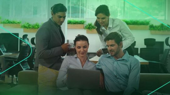 Grupo de profissionais analisando o laptop