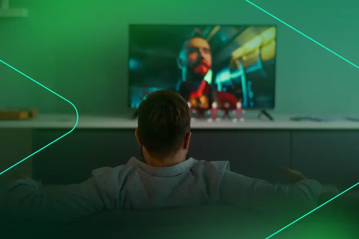 Homem assistindo televisão