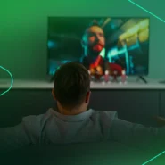 Homem assistindo televisão
