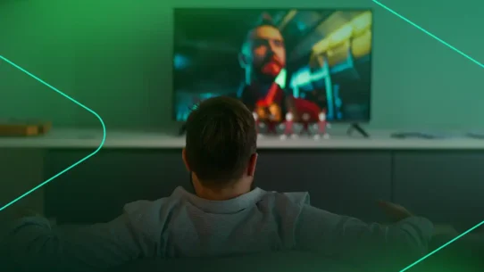 Homem assistindo televisão