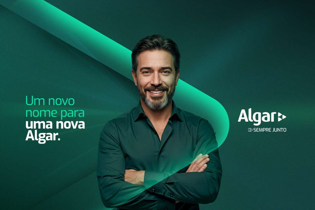 Homem sorridente com fundo verde, representando a marca Algar.