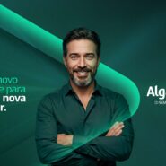 Homem sorridente com fundo verde, representando a marca Algar.