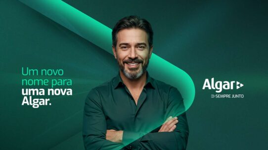Homem sorridente com fundo verde, representando a marca Algar.