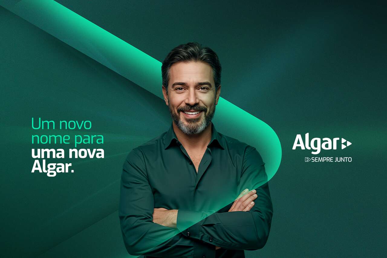 Homem sorridente com fundo verde, representando a marca Algar.