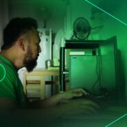 Homem trabalhando em computador em ambiente doméstico