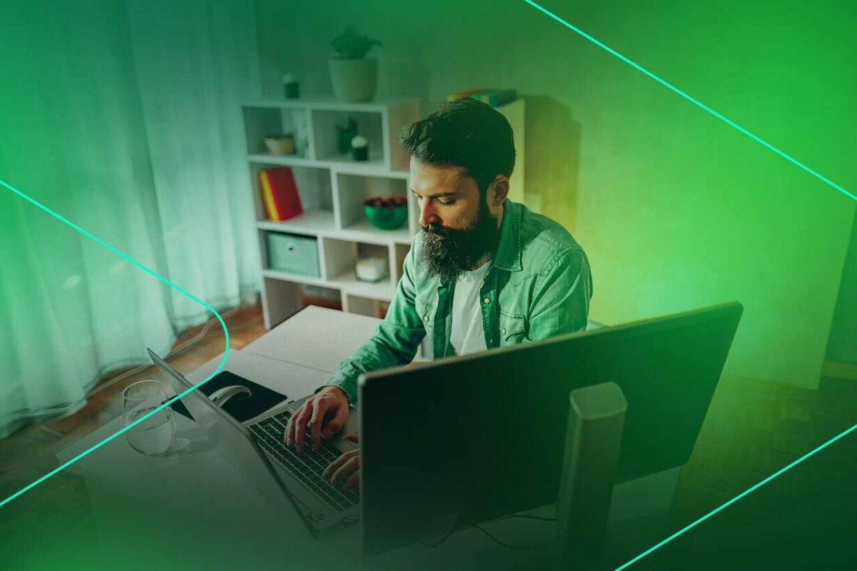 Homem trabalhando em computador em ambiente moderno