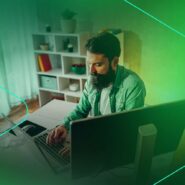 Homem trabalhando em computador em ambiente moderno
