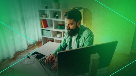 Homem trabalhando em computador em ambiente moderno