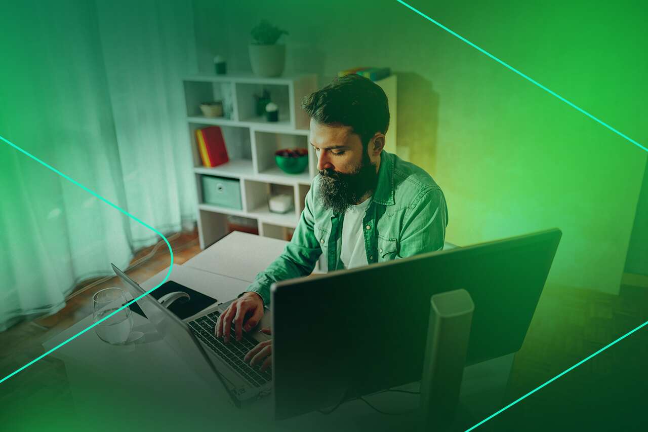 Homem trabalhando em computador em ambiente moderno