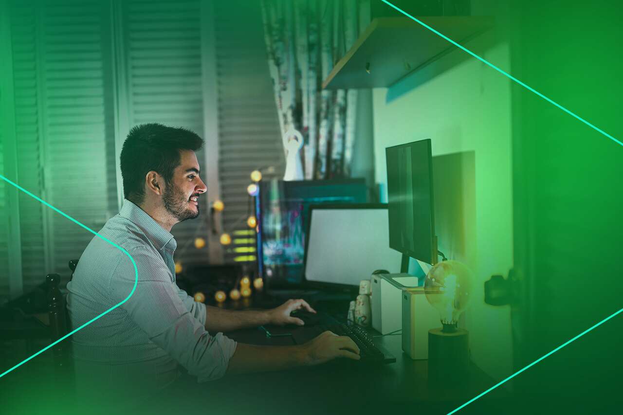 Homem trabalhando em escritório com computadores.