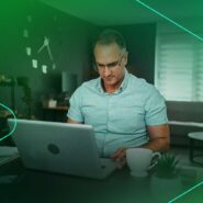 Homem trabalhando em laptop em ambiente moderno