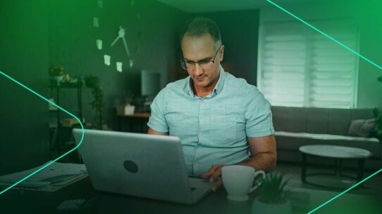 Homem trabalhando em laptop em ambiente moderno