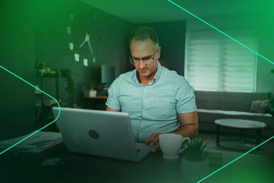 Homem trabalhando em laptop em ambiente moderno
