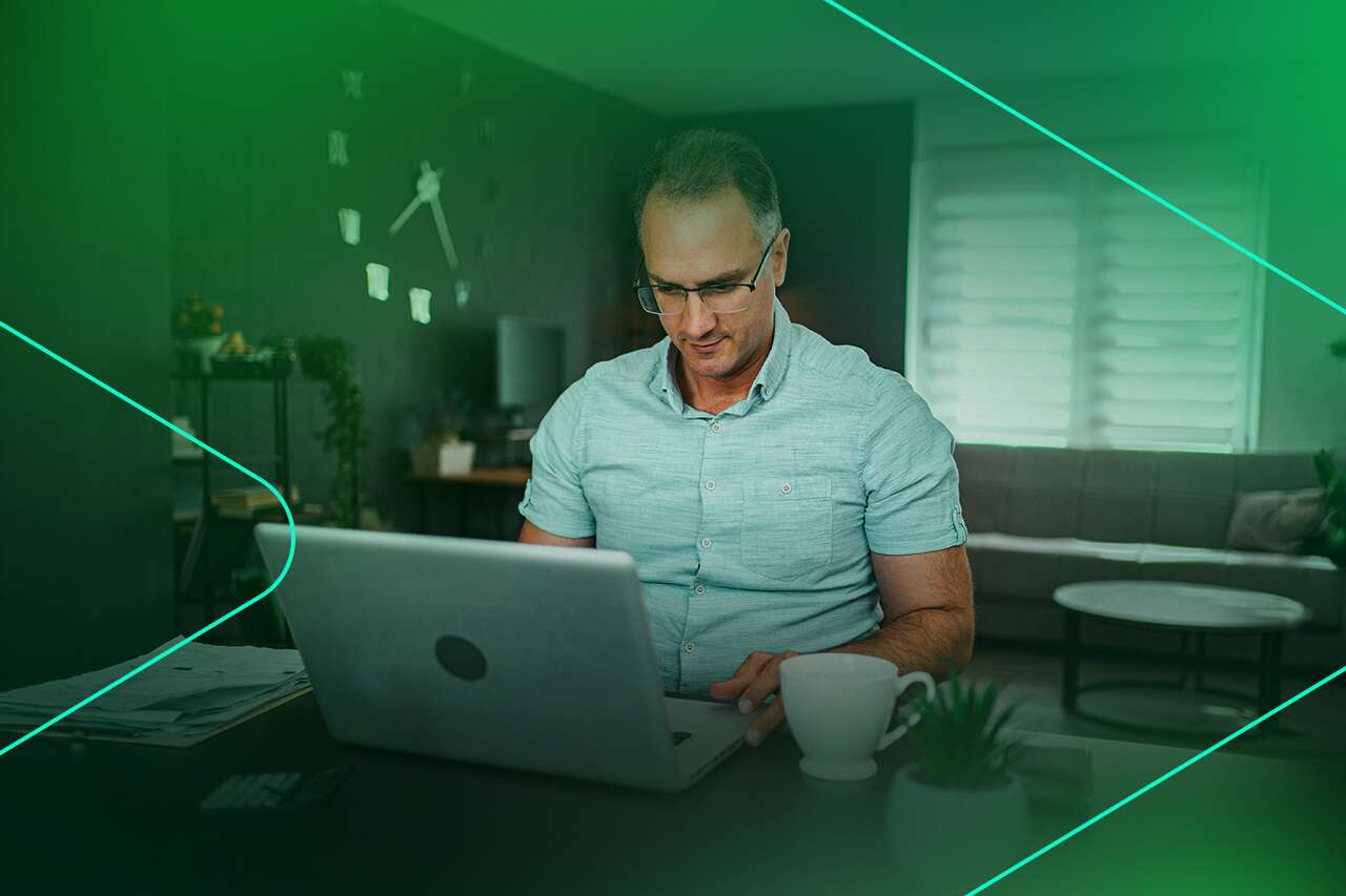 Homem trabalhando em laptop em ambiente moderno