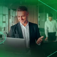 Homem sorridente usando laptop em ambiente moderno