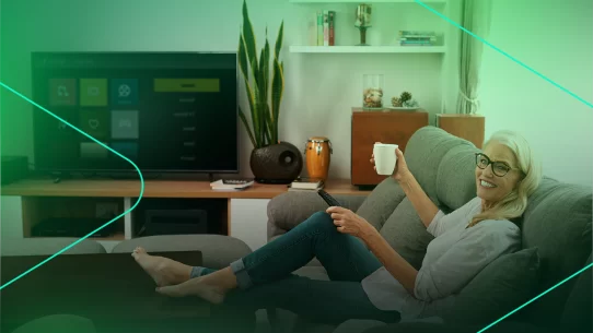 Idosa relaxando em casa assistindo TV