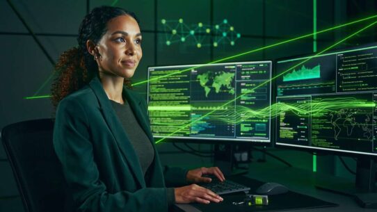 Mulher em ambiente tecnológico analisando dados em telas