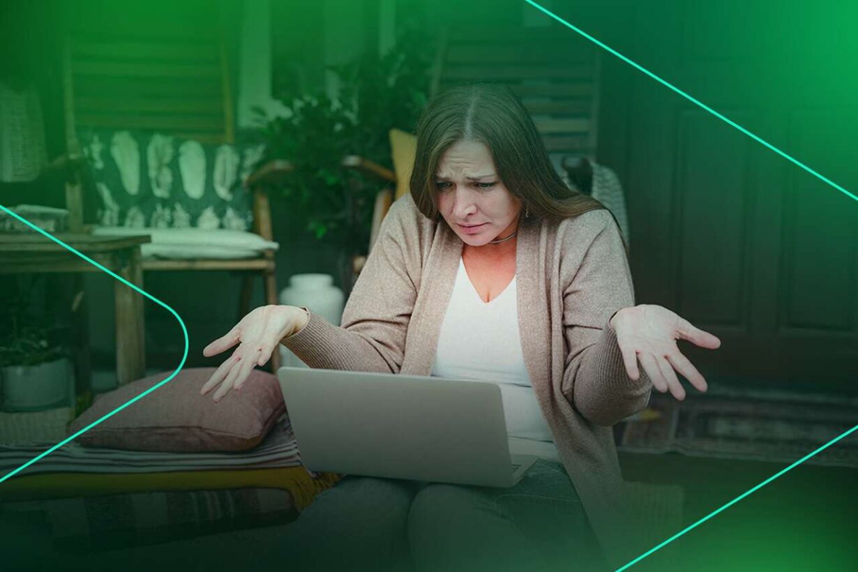Mulher confusa diante de um laptop
