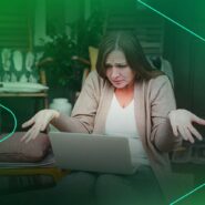 Mulher confusa diante de um laptop