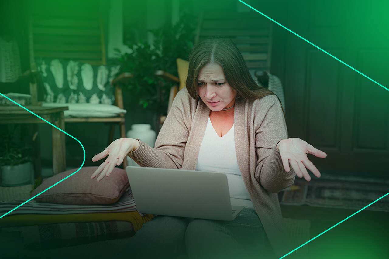 Mulher confusa diante de um laptop