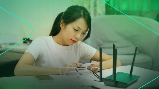 Mulher concentrada organizando cabos de internet.
