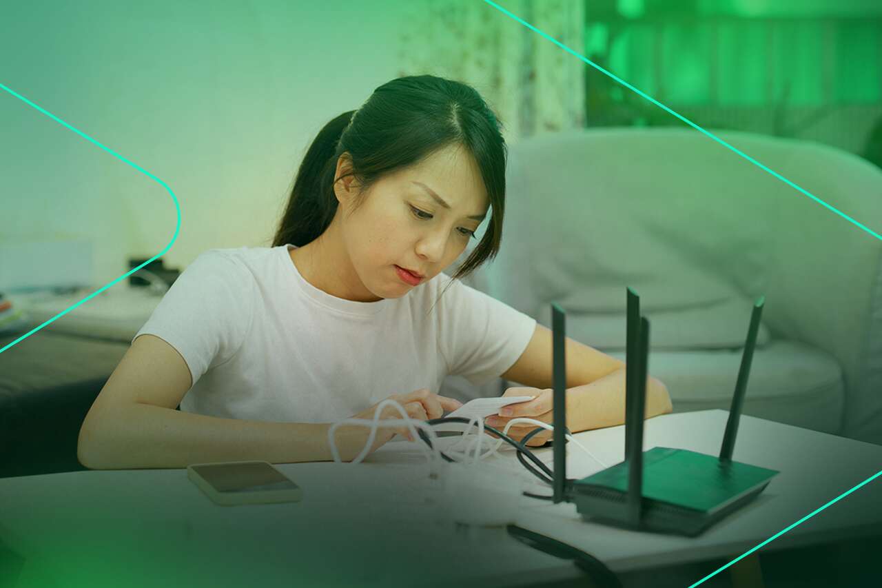 Mulher concentrada organizando cabos de internet.