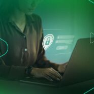 Pessoa digitando em um laptop com tela de login