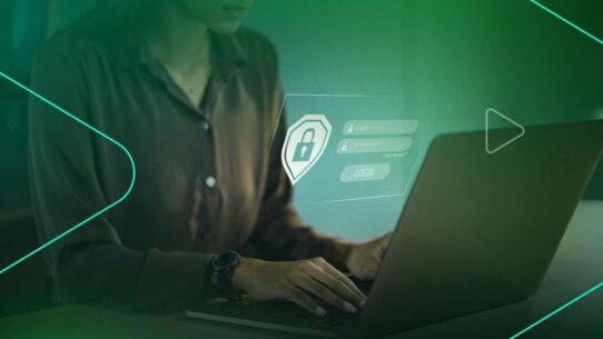 Pessoa digitando em um laptop com tela de login