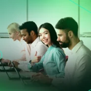 Grupo de pessoas trabalhando individualmente em notebooks.