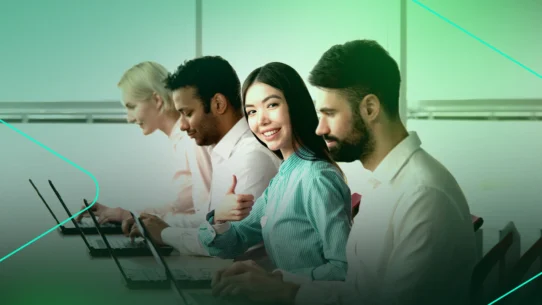 Grupo de pessoas trabalhando individualmente em notebooks.